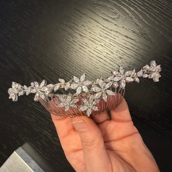 Elegant Swarovski Crystal Bridal Hair Comb - Picture 4 of 4